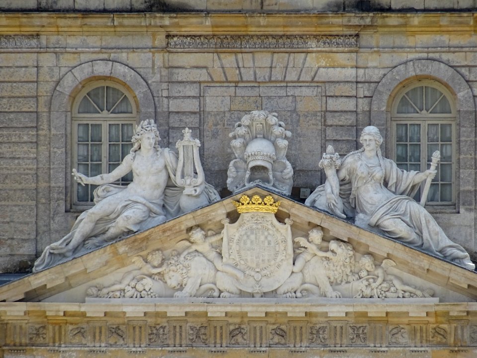 Statues et fronton, château de Vaux-le-Vicomte, Maincy, Se… 