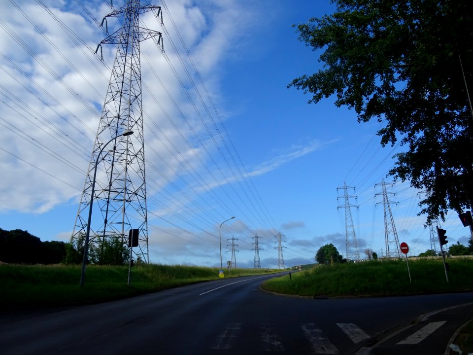Nombreuses lignes électriques à haute tension entre Champl… 