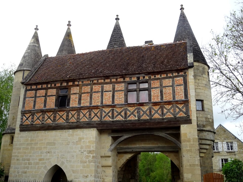 Ancienne porte fortifiée (côté sortie) de l' abbaye cister… 