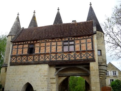 Ancienne porte fortifiée (côté sortie) de l' abbaye cister… 
