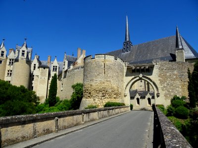 Remparts, château de Montreuil-Bellay et collégiale Notre-… 