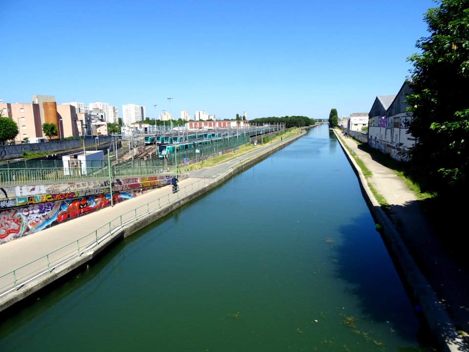 Canal de l'Ourcq, à l'entrée de Bobigny, Seine-Saint-Denis… 