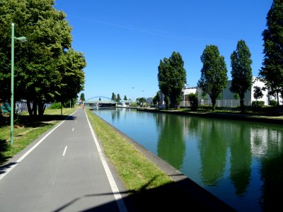 Piste cyclable et canal de l'Ourcq, à l'entrée de Bobigny,… photo