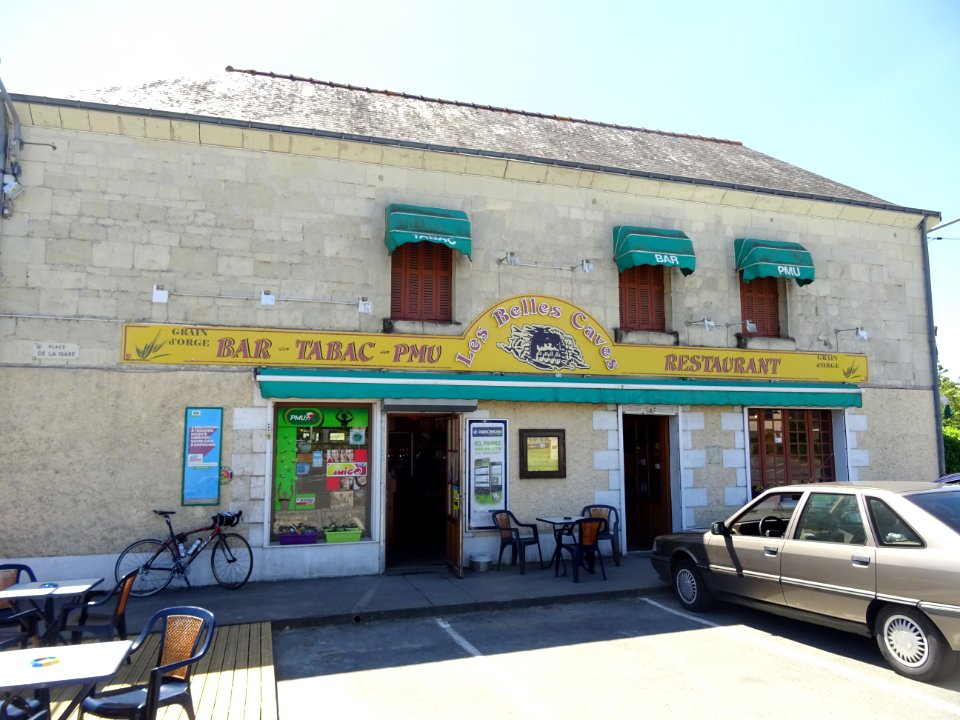 Bar-Tabac-PMU Les Belles Caves, arrêt pour ravitaillemen… 