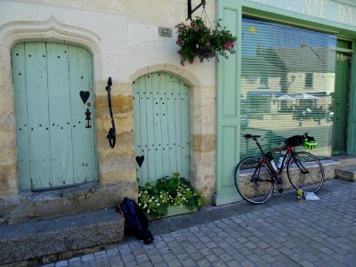 Pause déjeuner à Montreuil-Bellay, un pan bagnat, un flan … 