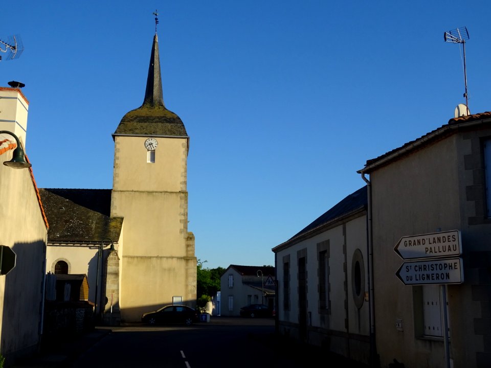 Dans la lumière du soir, l'église Sainte-Marie-Madeleine, … 