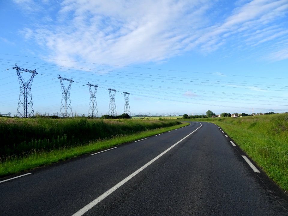 Nombreuses lignes électriques à haute tension entre Villeb… 