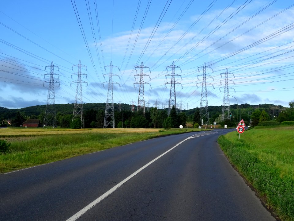 Nombreuses lignes électriques à haute tension entre Champl… 
