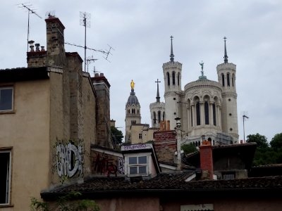 Par dessus les toits, la Basilique Notre Dame de Fourvière… 
