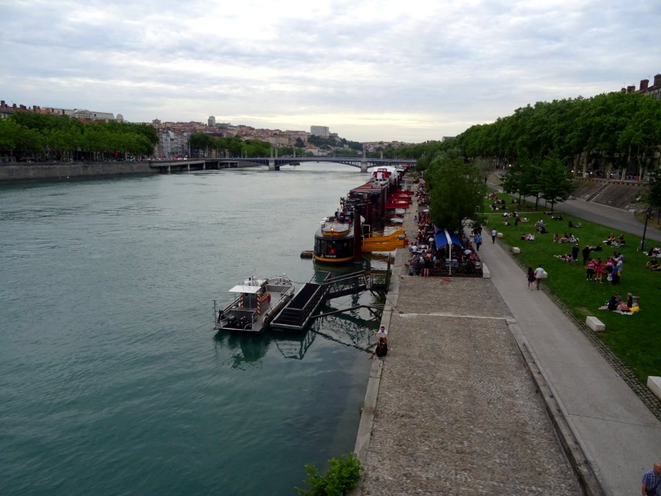 Le Rhône, des péniches et les berges, aire de pique-nique … 