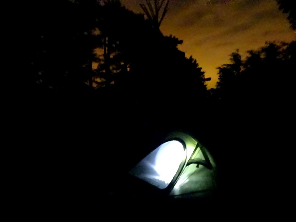 Jeudi soir à 23 heures, montage de ma tente abri, camping … 