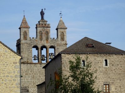 Maisons en pierres et clocher de l'église St-Martin, Chaud… 