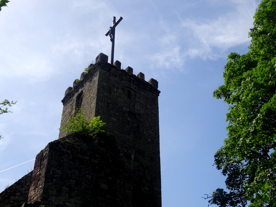 Tour crênelée surmontée d'une croix, chartreuse de Bonnefo… 