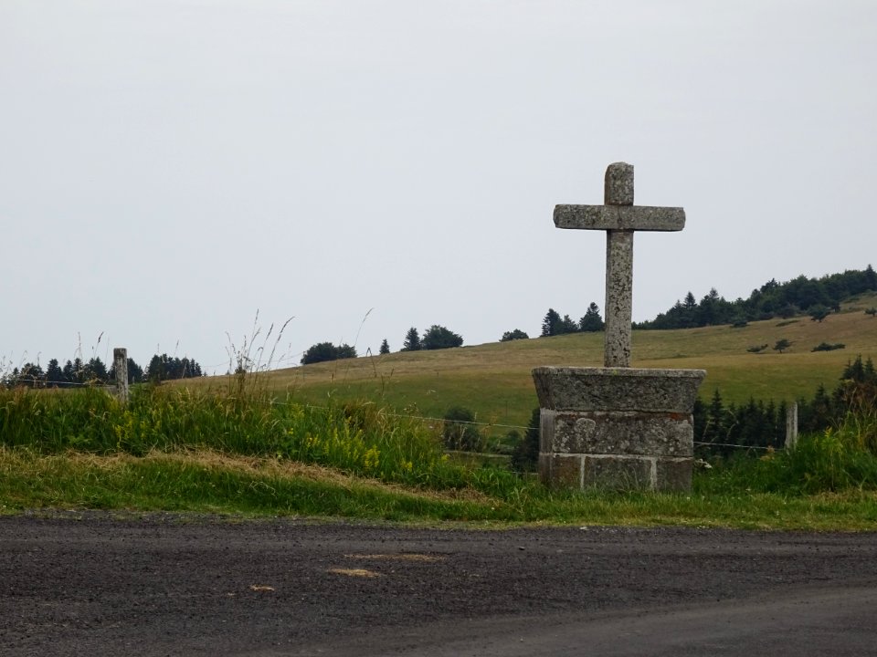 Une croix sur la route, en allant vers le Mont Mézenc, Hau… 