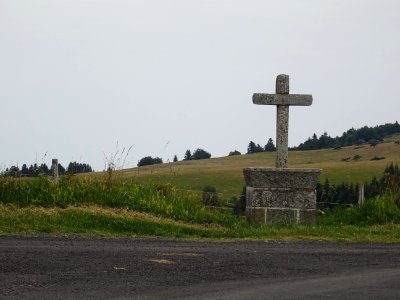 Une croix sur la route, en allant vers le Mont Mézenc, Hau… photo