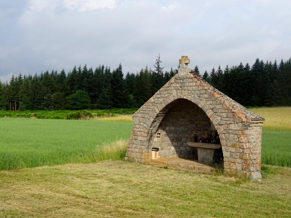 Petite chapelle votive, avant Col de la Pierre Plantée, 12… 