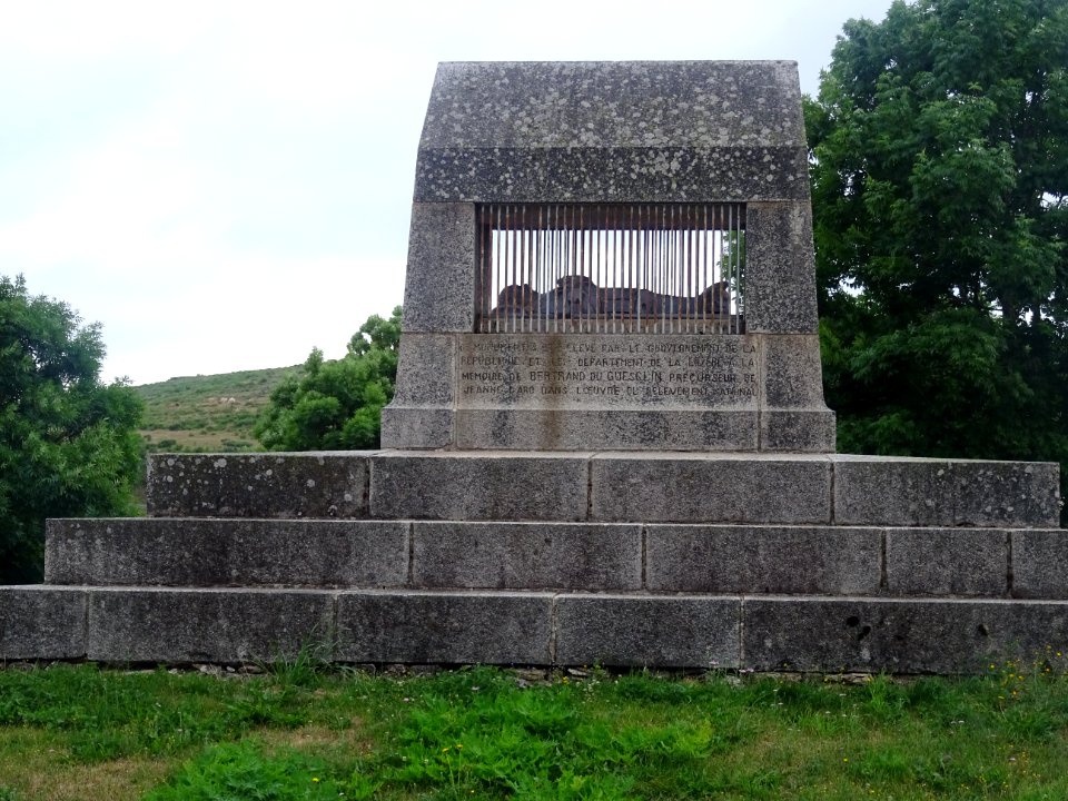 Monument élevé à Bertrand du Guesclin, précurseur de Jeann… 