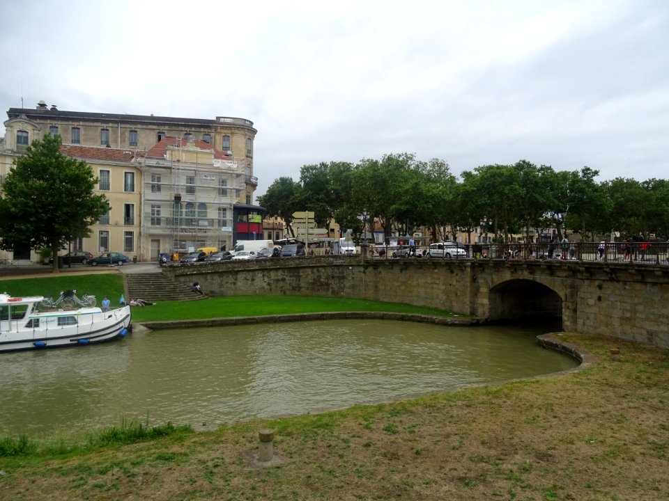 Le Canal du Midi, devant la gare de Carcassonne, Aude 