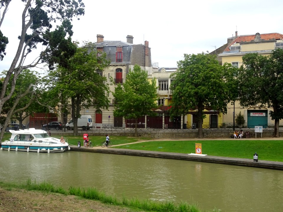Le Canal du Midi, devant la gare de Carcassonne, Aude 