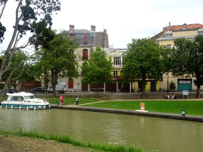 Le Canal du Midi, devant la gare de Carcassonne, Aude 