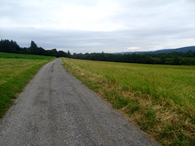 La route est droite, c'est le pré, qui est de travers 