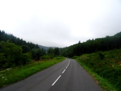 La petite D62 file en descente vers Nages, Tarn 