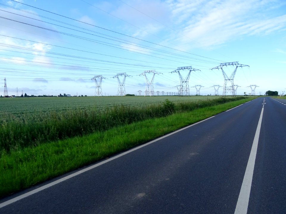 Nombreuses lignes électriques à haute tension entre Villeb… 