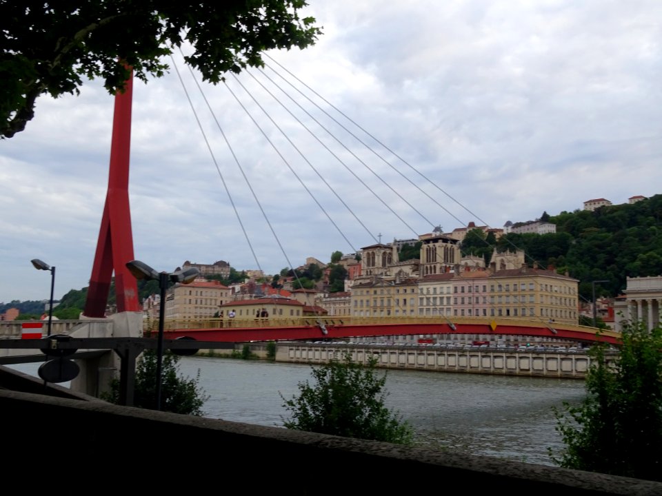 Un pont suspendu rouge sur la Saône, Lyon, Rhône 