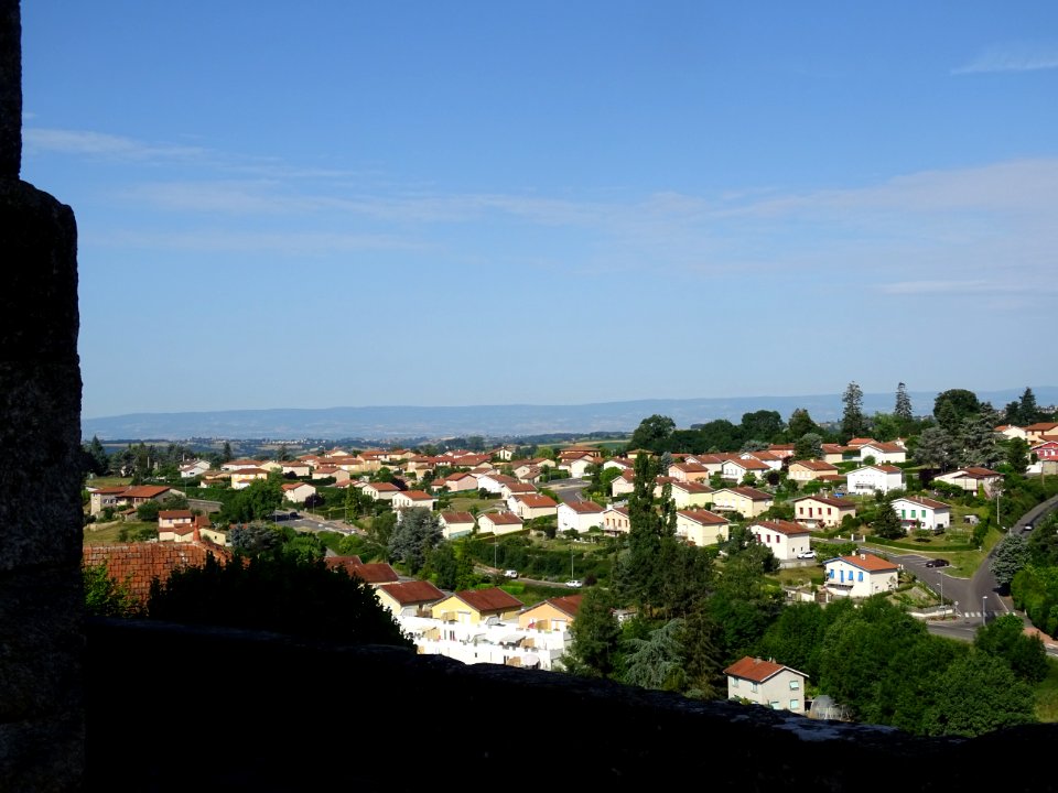 Vue depuis l'église collégiale du XVème siècle, sur St-Sym… 