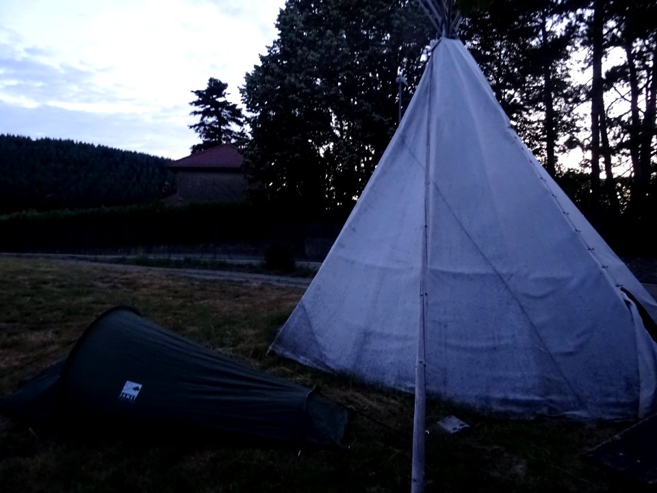 Ma tente abri près d'un tipi, camping l'Hacienda, Yzeron, … 