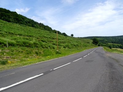 Sous le Serre du Grésier, la petite route file presque à p… 