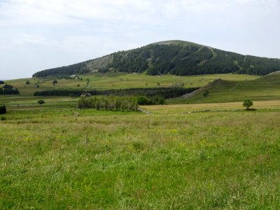 Les pistes de ski du Mont d'Alambre au dessus des Estables… 