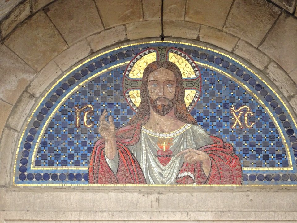 Mosaïque sur le fronton de l'église du Sacré-Coeur, Millau… 