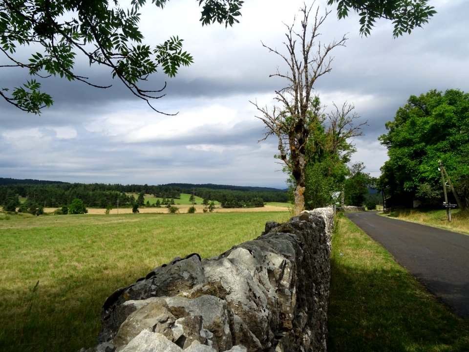 Muret de pierres sèches, ferme fortifiée du Choizal, sur l… photo