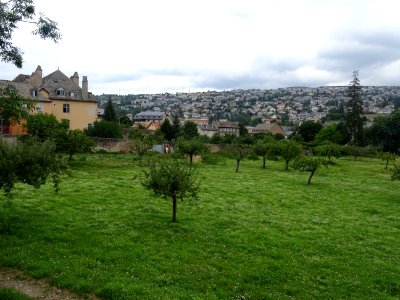 Vue sur un verger et des maisons, Mende, Lozère 