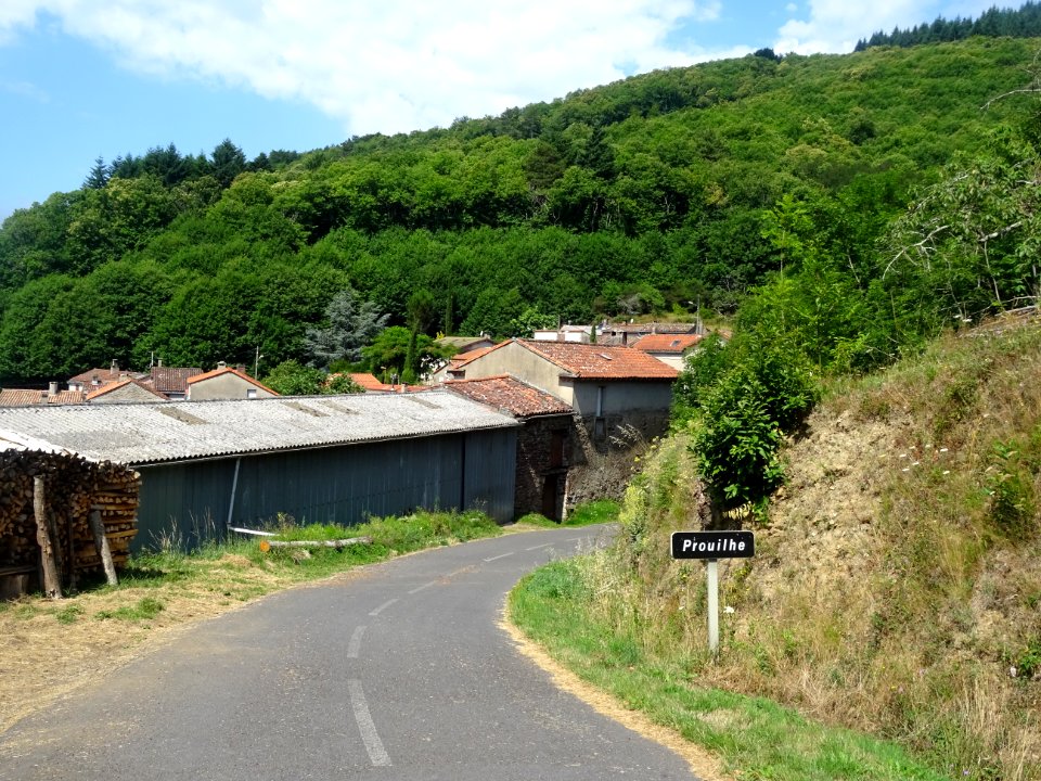 En arrivant dans le hameau de Prouilhe, Hérault 