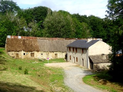 Ferme du Prat d'Alaric aux toits de chaume, entre Fraysse-… 