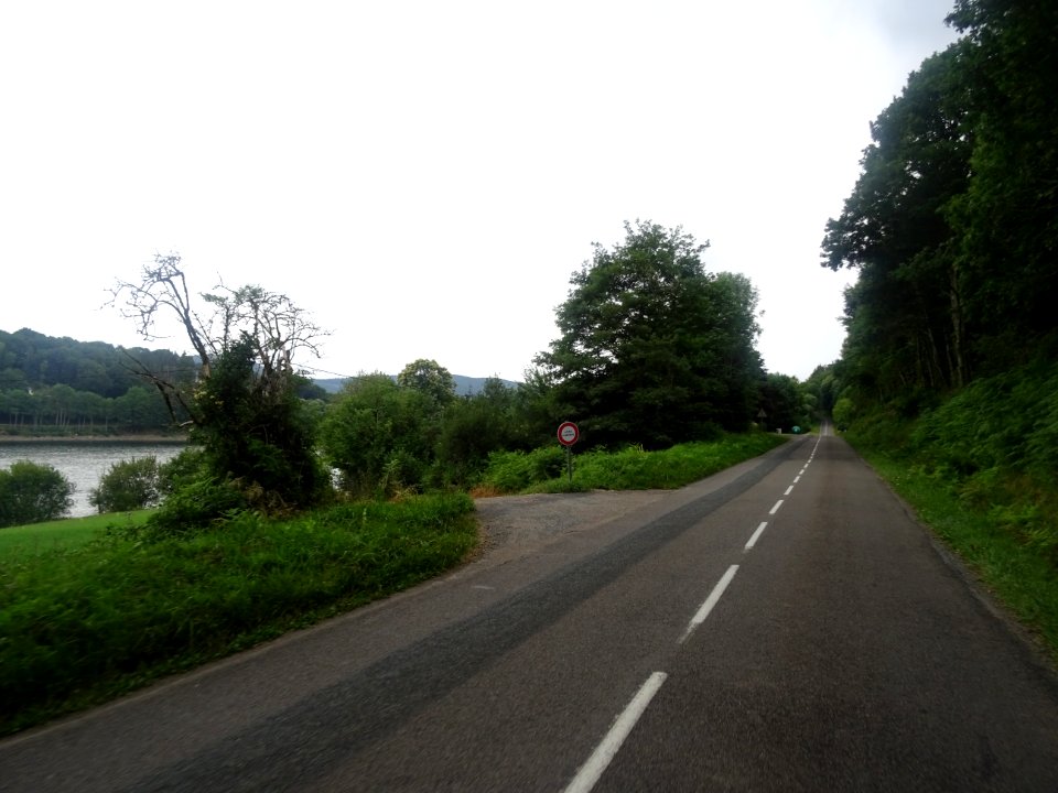 Ligne droite le long du lac de Laouzas 