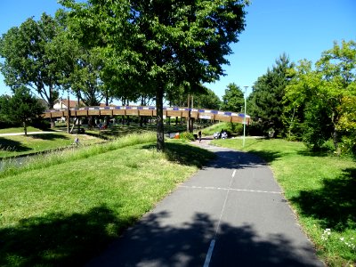 Sur la piste cyclable le long du canal de l'Ourcq, en vue … 