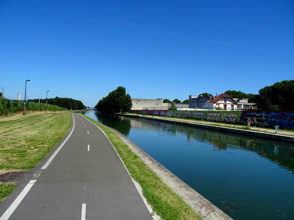 Piste cyclable et canal de l'Ourcq, à l'entrée de Bobigny,… 