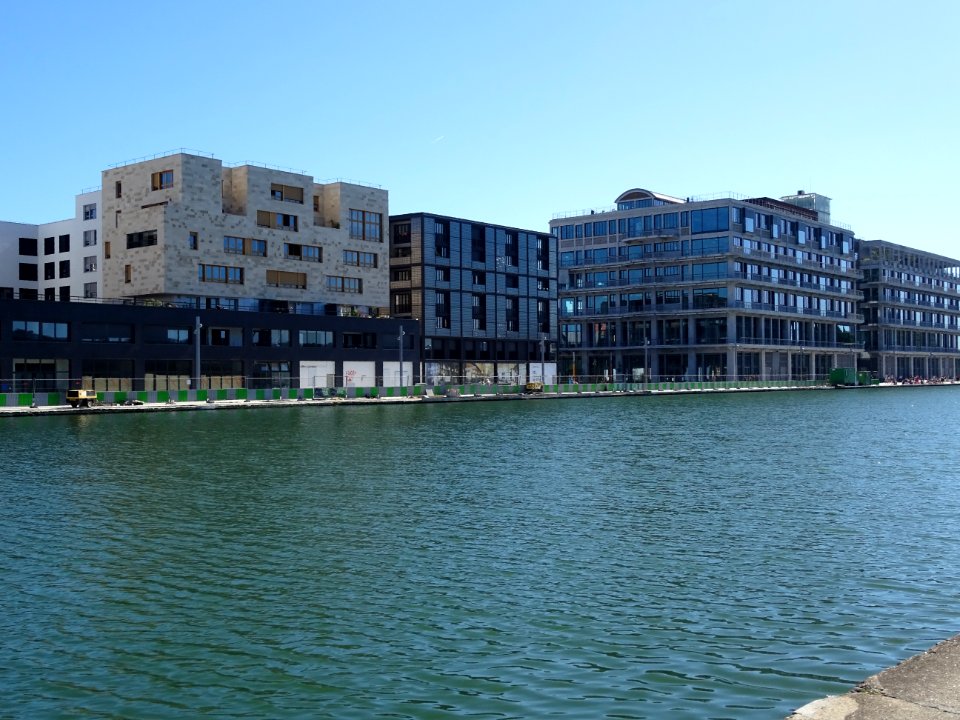 Immeubles vers le Petit Pantin, le long du chemin de Halag… 