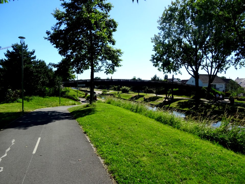 Sur la piste cyclable, le long du canal de l'Ourcq, en vue… 