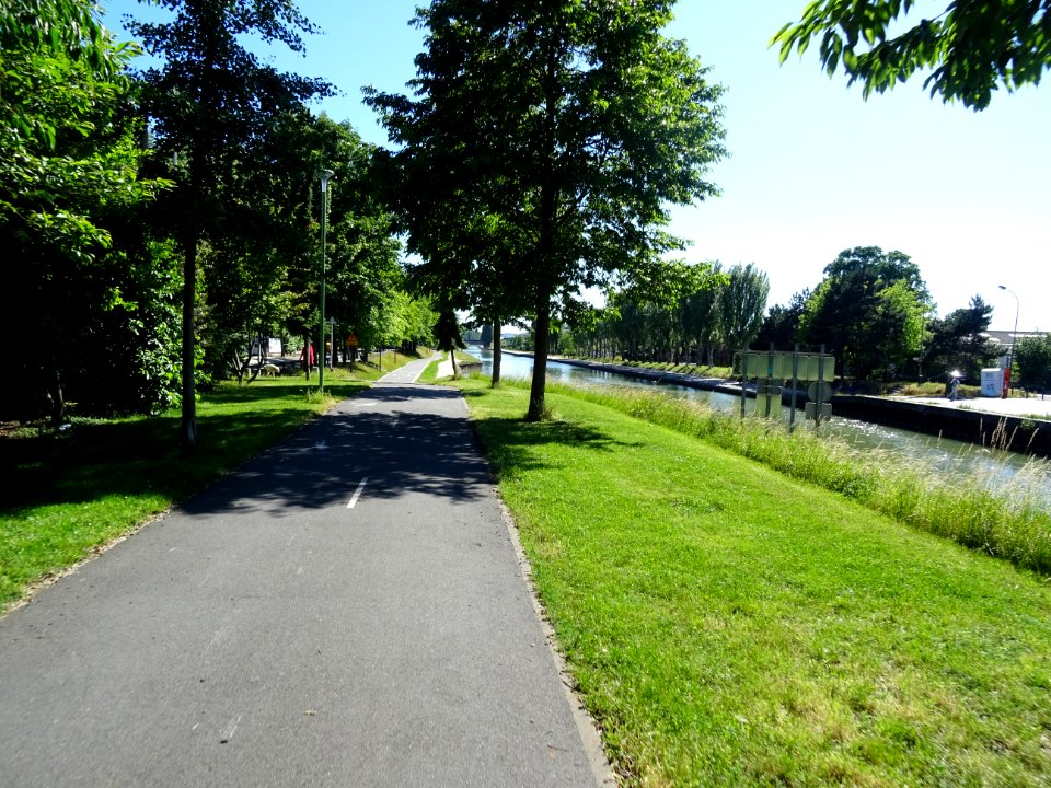 Sur la piste cyclable, le long du canal de l'Ourcq, Aulnay… 