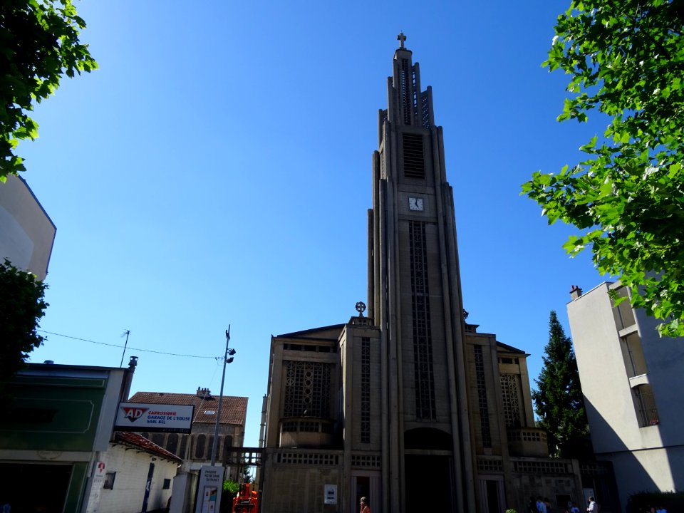 Eglise Notre Dame du Raincy, tout en béton, construite en … 