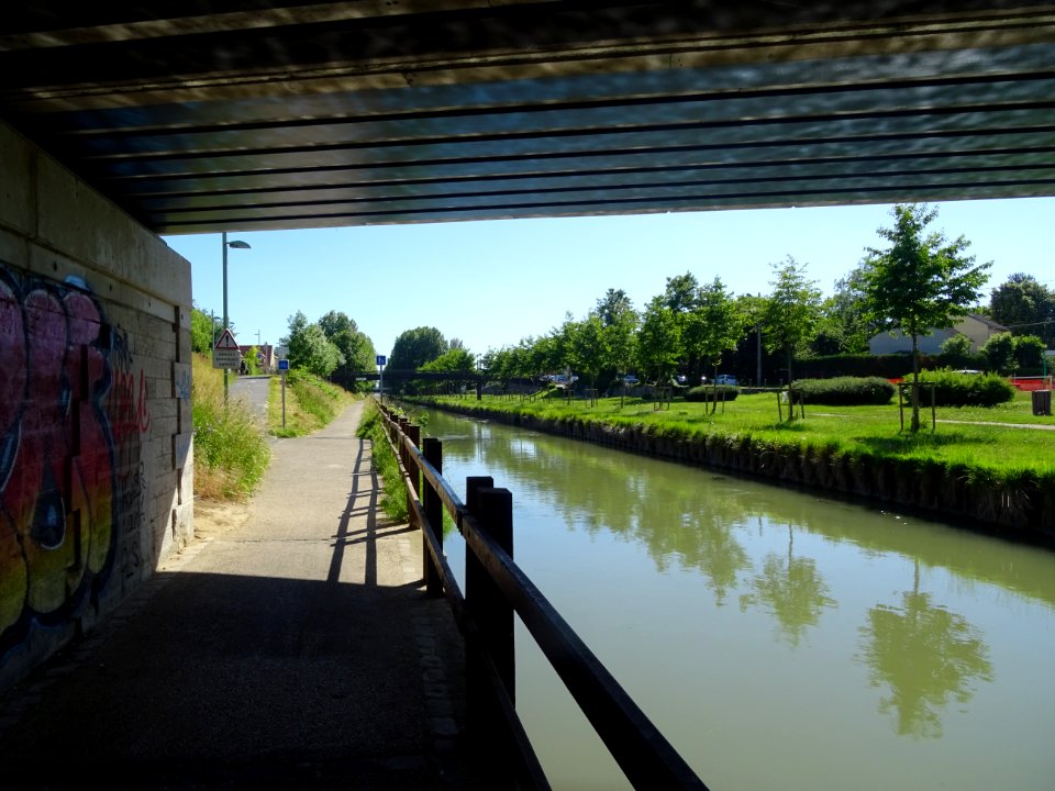 Le long du Canal de l'Ourcq, sous la N370 entre Livry-Garg… 
