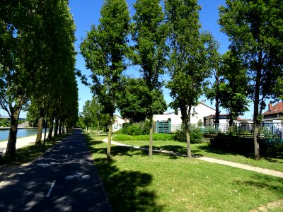 Le long du canal de l'Ourcq, Bondy, Seine-Saint-Denis photo