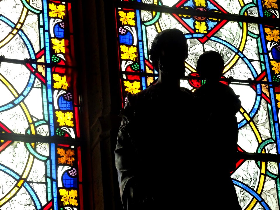 Statues et vitraux, église Saint-Pierre-et-Saint-Paul, Sar… 