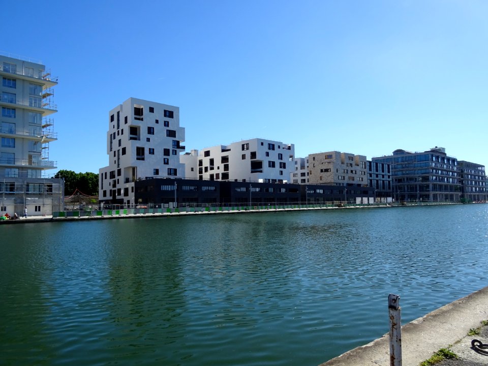Immeubles vers le Petit Pantin, le long du chemin de Halag… 