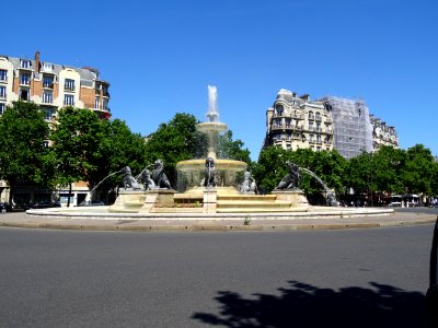 Place Félix-Eboué, ornée par la fontaine du Château d'eau … 