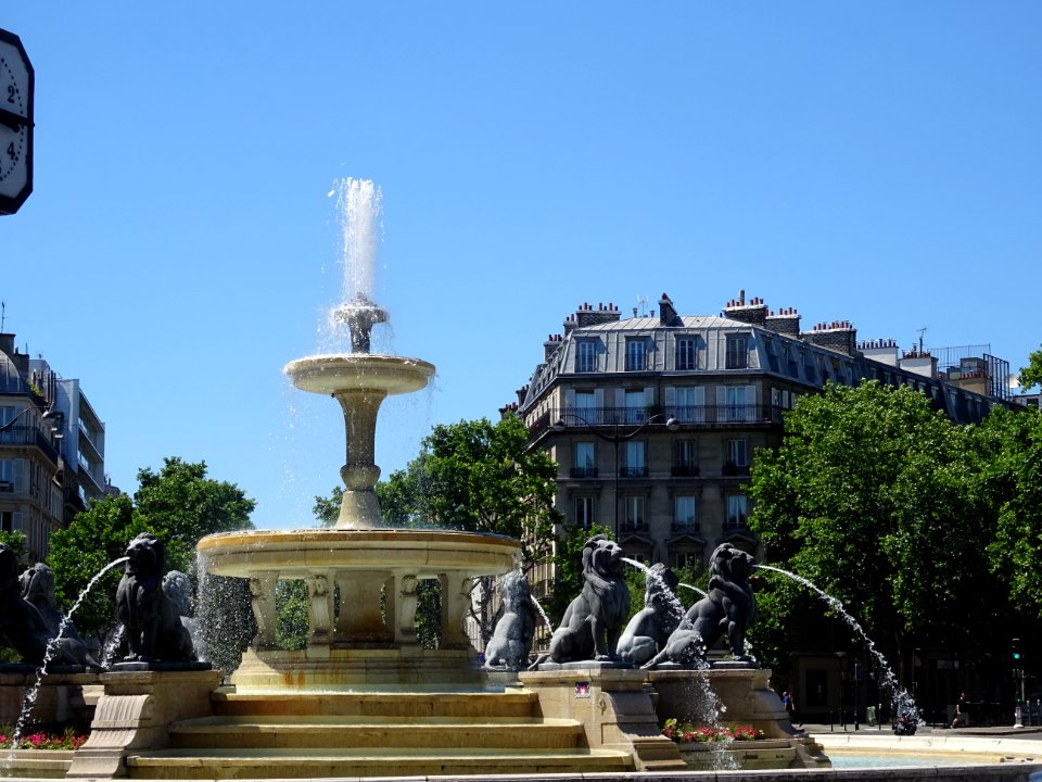 Place Félix-Eboué, ornée par la fontaine du Château d'eau … 